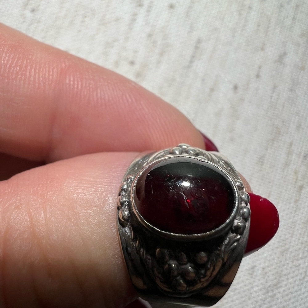Vintage Sterling silver and garnet wide dome ring - Picture 10 of 15